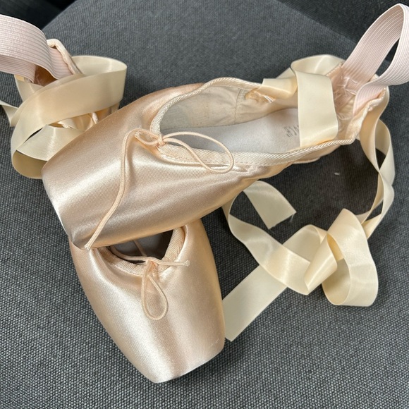 Bloch Shoes Bloch Heritage Pointe Shoe With Ribbons And Elastics